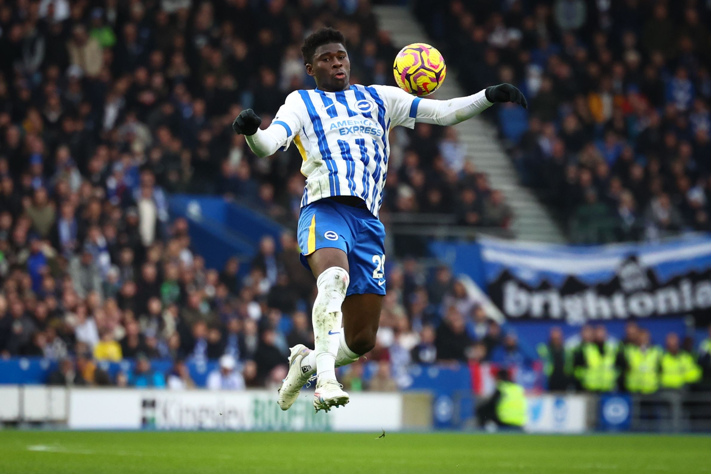 半岛体育APP-电讯报：布莱顿对巴莱巴估值超1亿镑，曼联预算紧张转会可能不大