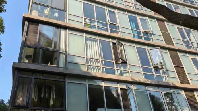 上海一小区业主发现：家中落地窗竟属玻璃幕墙！装修更换被阻引发矛盾