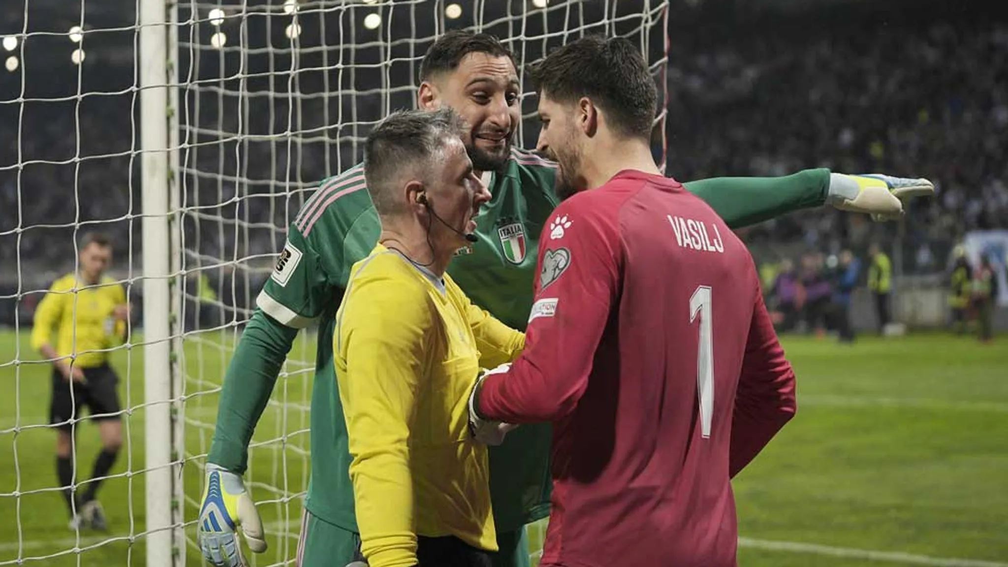 半岛体育APP-多纳鲁马试图撕毁对方门将小纸条，波黑媒体表达强烈不满