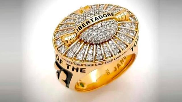 半岛体育官方网站-131颗钻石 30克黄金 解放者杯首次奖最佳球员戒指