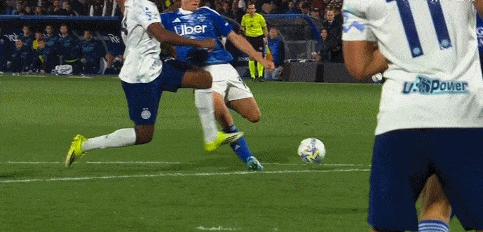 半岛体育-帕斯邦尼碰撞裁判判点，达库尼亚主罚命中，科莫3-4国米